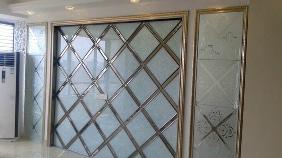 Il vetro decorativo colorato modellato riveste il Bowlder di pannelli con la struttura dell'oro